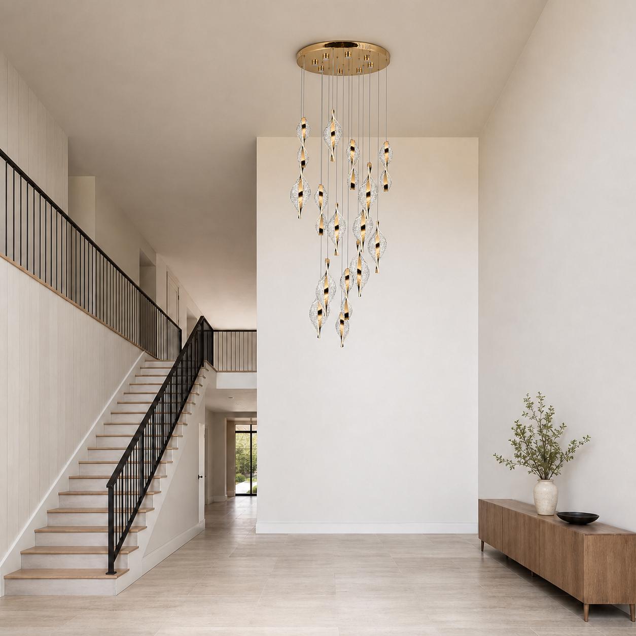 Helixa Lámpara colgante en cascada dorada de 15 luces con elementos retorcidos de textura cristalina — Luces apagadas, Estancia