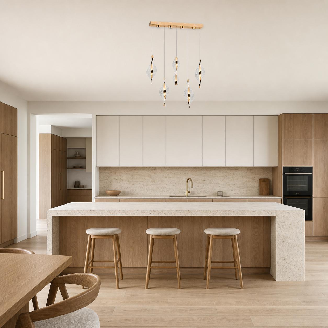 Helixa Suspension linéaire dorée à 5 lumières avec éléments torsadés texturés cristal — Éclairage éteint, Pièce