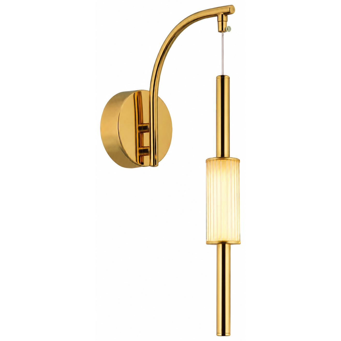 Candelis Applique murale suspendue dorée vieillie avec cylindre cannelé — Éclairage allumé, Fond blanc