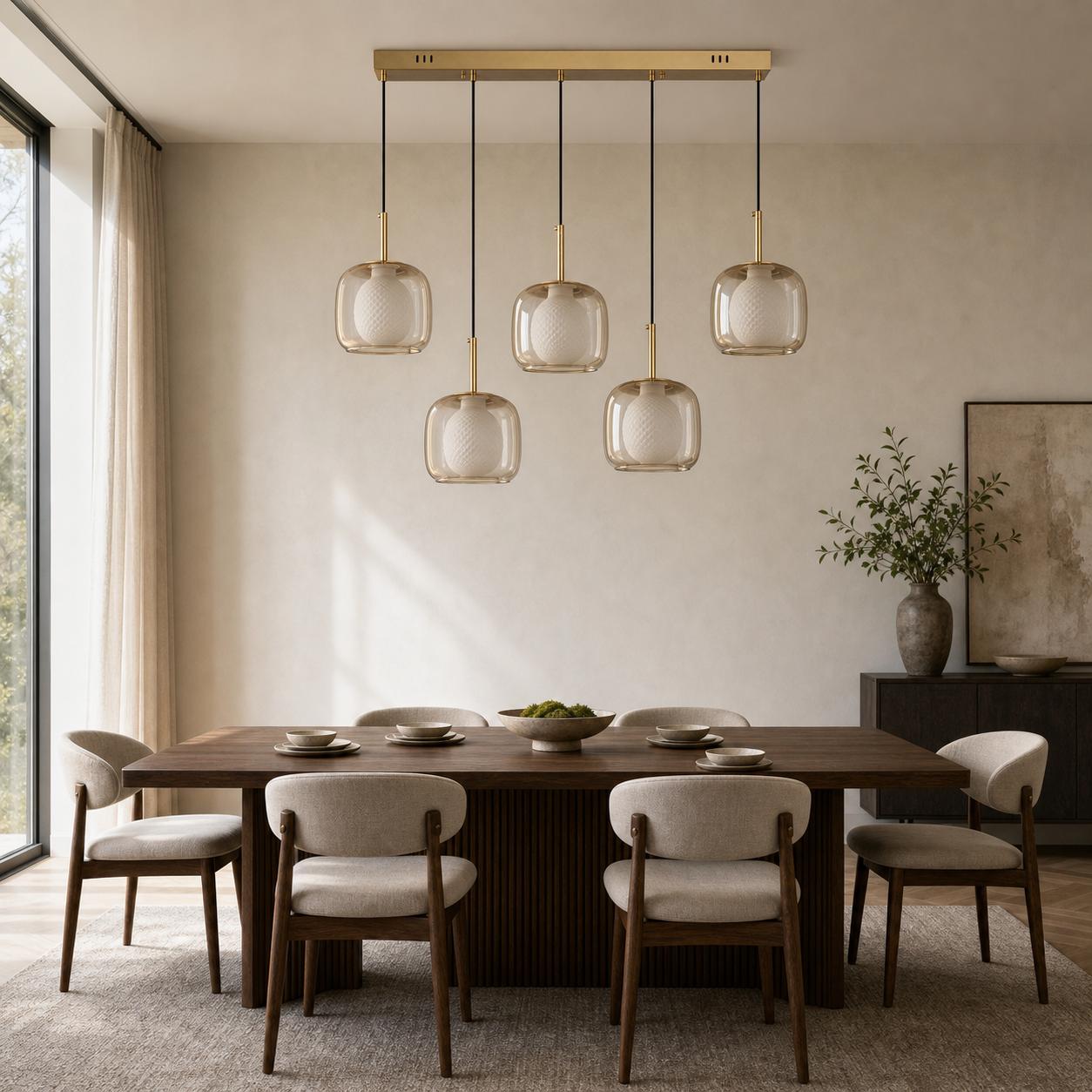 Velmora Lámpara colgante lineal de 5 luces en vidrio ámbar y latón envejecido — Luces apagadas, Estancia