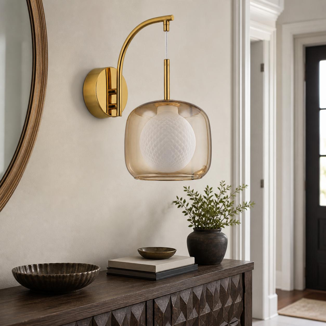 Velmora Applique murale suspendue en verre ambré finition laiton vieilli — Éclairage éteint, Pièce