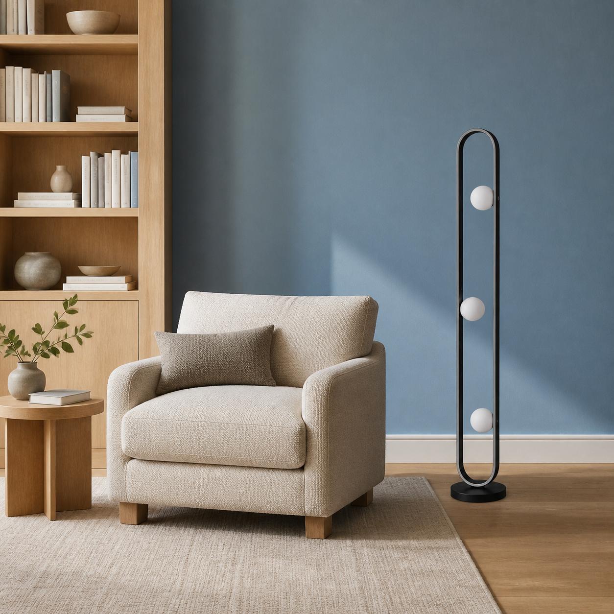 Orbella Lampadaire LED noir avec 3 globes en verre opale — Éclairage éteint, Pièce